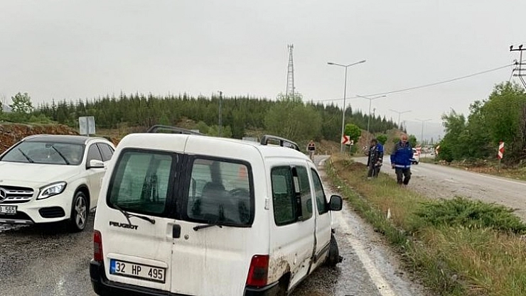 Otomobil direğe çarptı