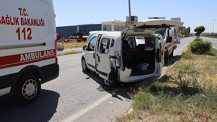 Hafif ticari araç ile otomobil çarpıştı, 6 kişi yaralandı