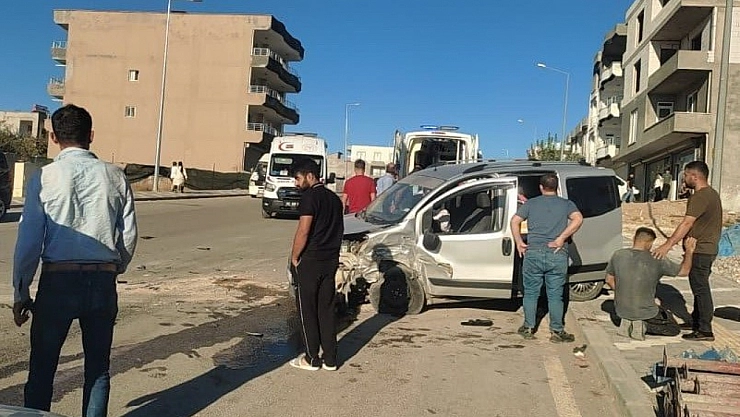 Hafif ticari araç ile otomobil çarpıştı: 4 yaralı