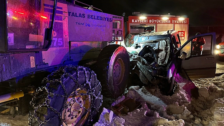 Hafif ticari araç iş makinesine çarptı