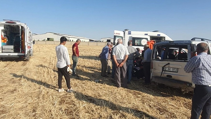 Hafif ticari araç takla attı: 2 yaralı