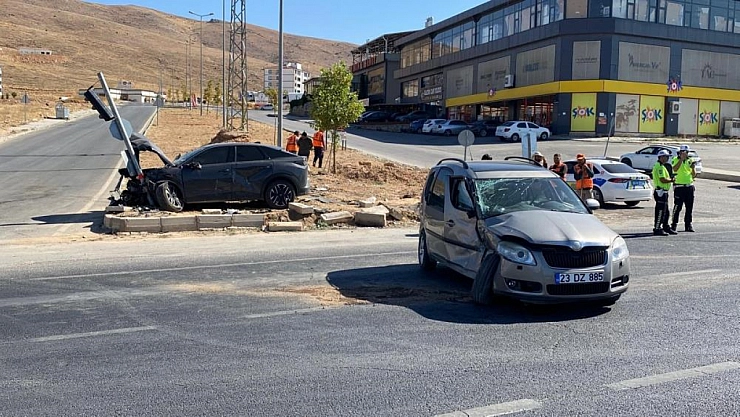 Hafif ticari araç ve otomobil çarpıştı: 5 yaralı
