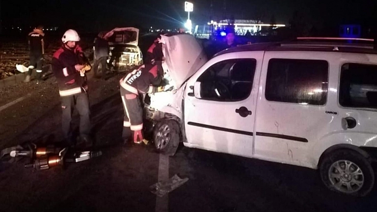 Otomobil pikapla çarpıştı