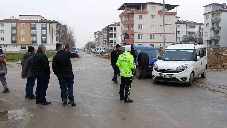 Hafif ticari araçlar çarpıştı