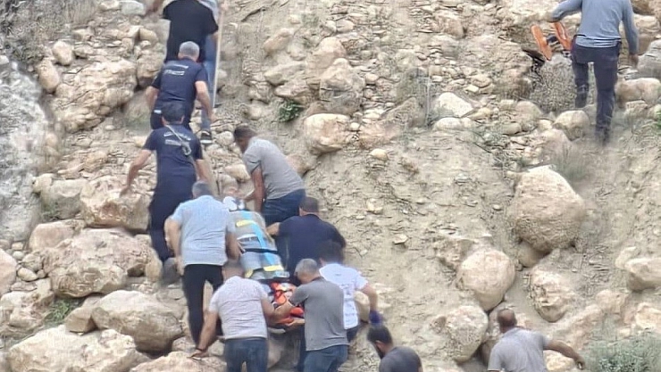 Hafriyat kamyonu devrildi: 1 yaralı