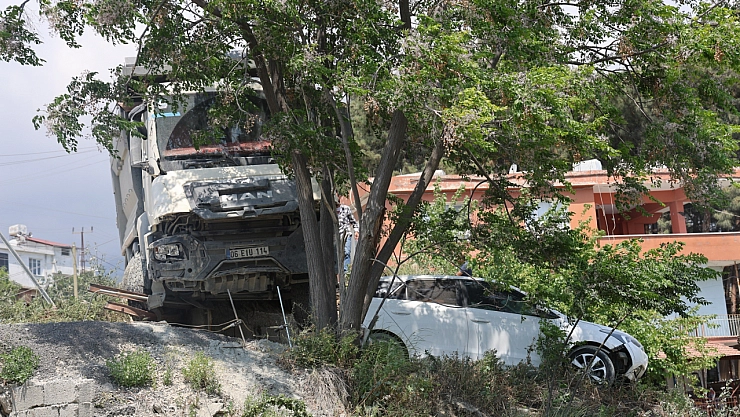 Hafriyat kamyonu duvarda asılı kaldı