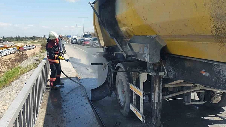 Hafriyat kamyonunun lastiğinde çıkan yangın korkuttu