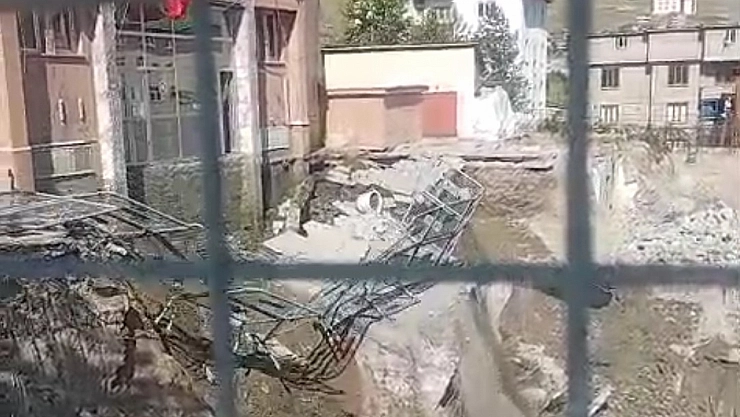 Hakkari'de adliye binasının girişinde çökme