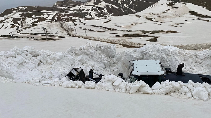 Hakkari'de karla mücadele çalışması sürüyor