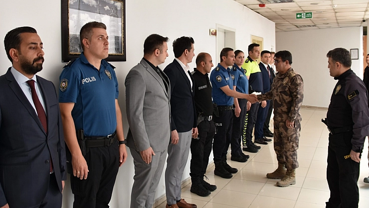 Hakkari Emniyet Müdürü Yılmaz, Yüksekova'da polislerin bayramını kutladı