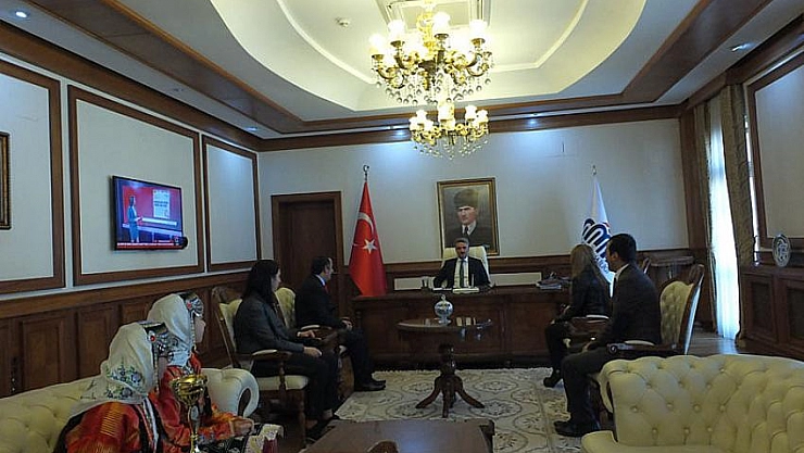 Halk oyunları ekibi Valilik'te