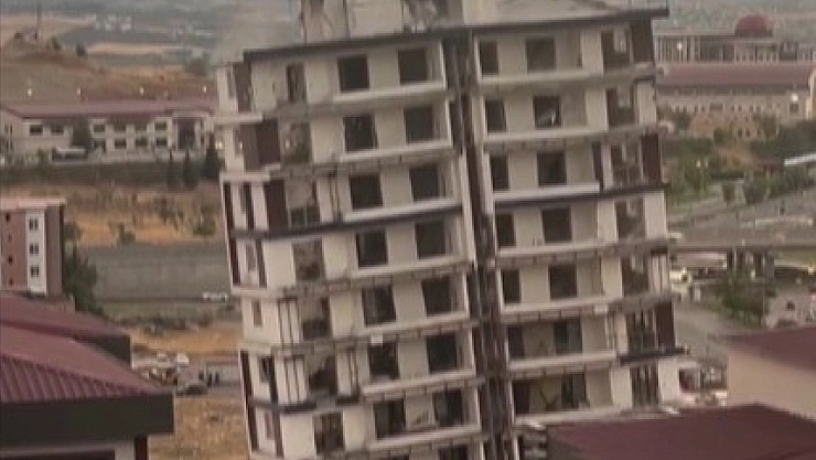 Hasarlı bina yıkıldı