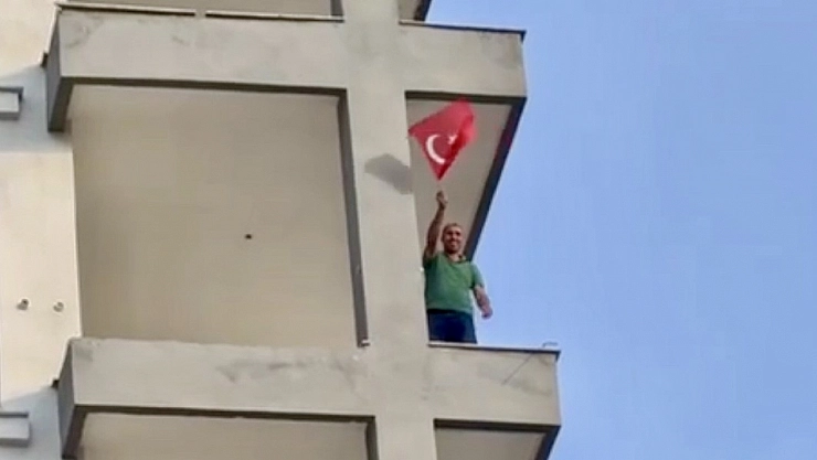 Malatya'da yıkım durduruldu..! Operatör bakın ağır hasarlı binaya ne için çıktı..