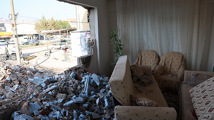 Hasarlı binanın yanında hasarsız bina da yıkıldı