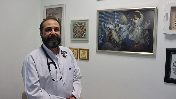 Hastane duvarlarını doktorun tabloları süslüyor