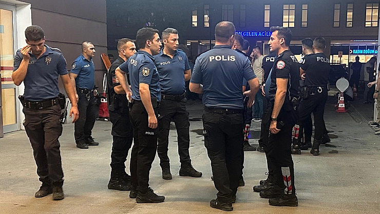 Hastanede bahçesinde bıçaklı kavga: 1'i ağır 2 yaralı