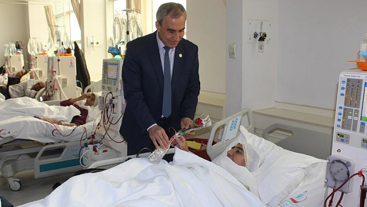 Hastanede gül dağıtıldı