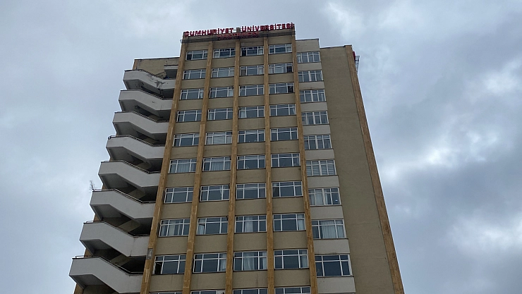 Hastanenin 12'nci katından atladı