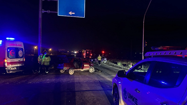 Hatalı sollamanın bedeli ağır oldu: 4 kişi yaralandı!