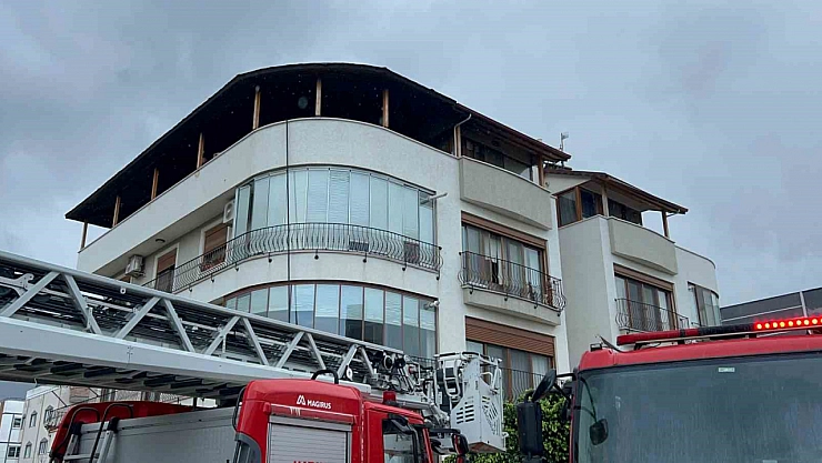 3 katlı binanın çatısında yangın!