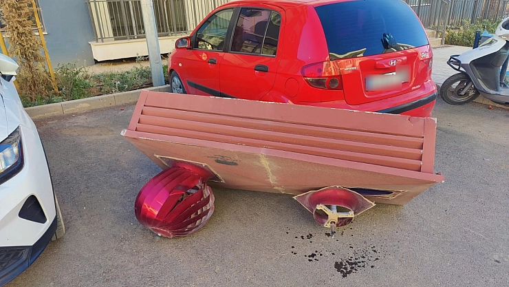 Havalandırma cihazı aracın üzerine düştü
