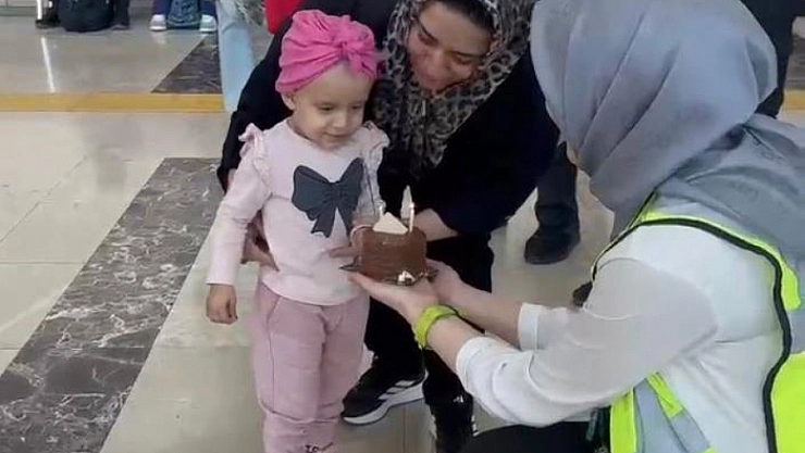 Havalimanı personelinden Cennet'e anlamlı sürpriz