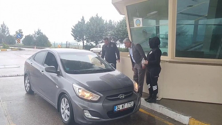 Havalimanında yolcu ve yakınları şeker ve kolonya ile karşılandı