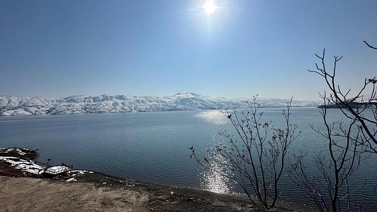 Hazar Gölü Beyazla Kaplandı
