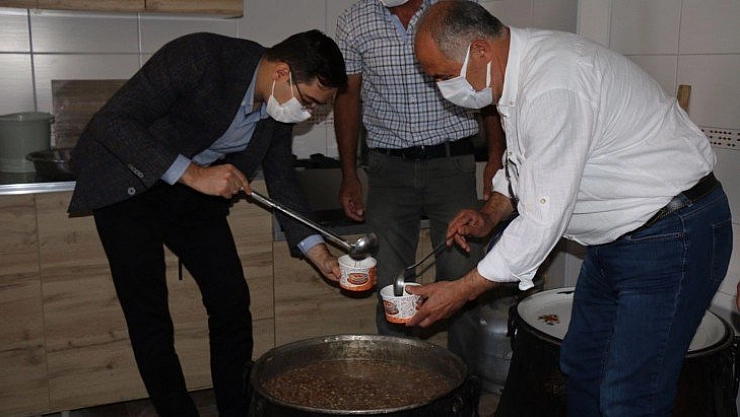 Aşure ikramı