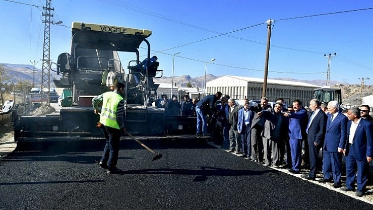 Hekimhan ilçesinde asfaltlama çalışmaları yapılıyor