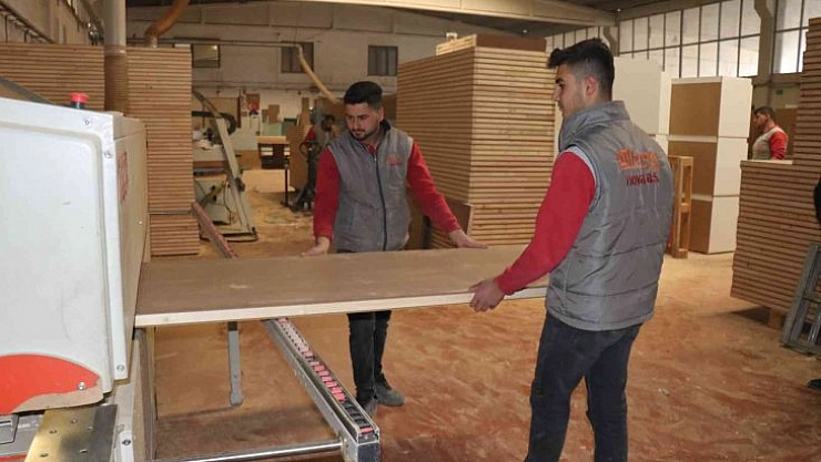 Hem okuyor hem de para kazanıyorlar