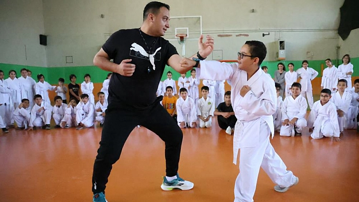 Hem polis hem antrenör!