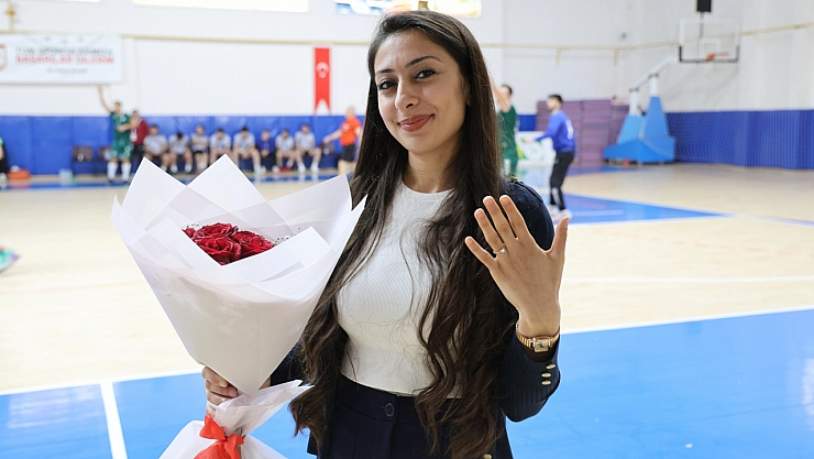 Hentbol maçında sürpriz evlilik teklifi