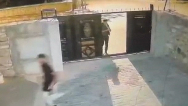 Husumetlilerinin evini basıp bıçaklayarak kaçtılar