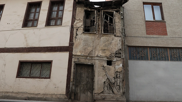 İki bina arasında sıkışan ev dikkat çekiyor