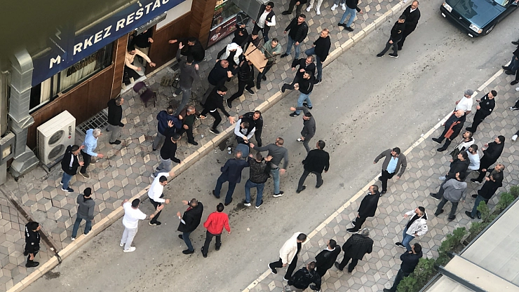İki grup arasında kavga: Masa ve sandalyeler havada uçuştu