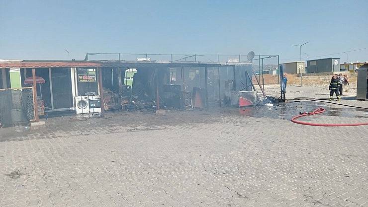 İki iş yeri yanarak kullanılamaz hale geldi
