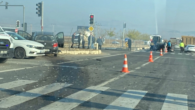 İki otomobil çarpıştı: 2 yaralı