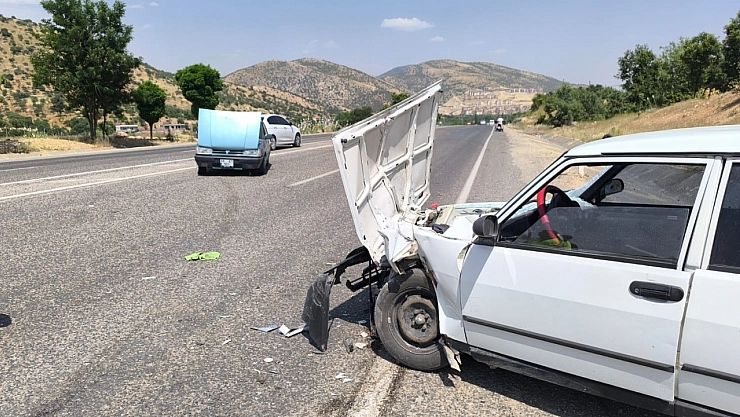 İki otomobil çarpıştı: 2 yaralı