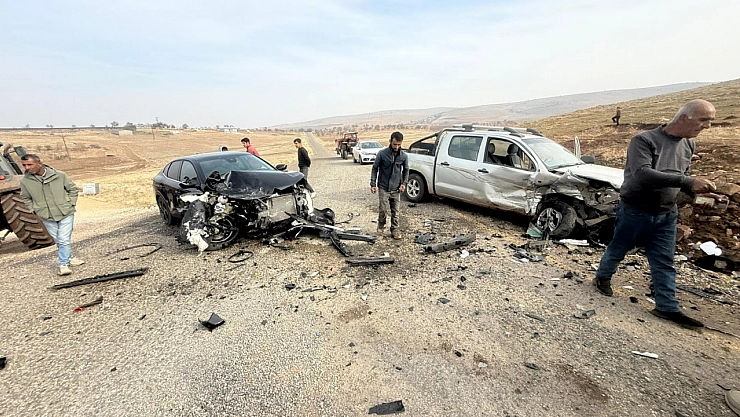 İki otomobil kafa kafaya çarpıştı: 2 yaralı