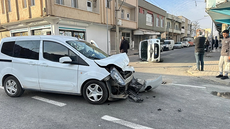 İki ticari araç çarpıştı, biri ters döndü