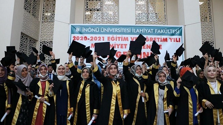 İlahiyatta mezuniyet coşkusu
