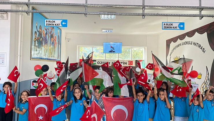 İlkokul öğrencileri Filistin için ayakta