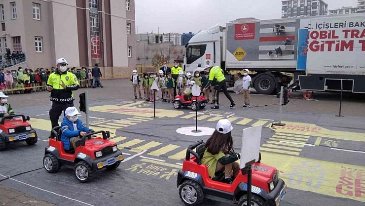 Öğrencilere trafik eğitimi