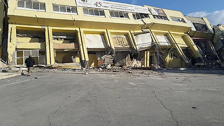 Kapalı tribün yıkıldı 