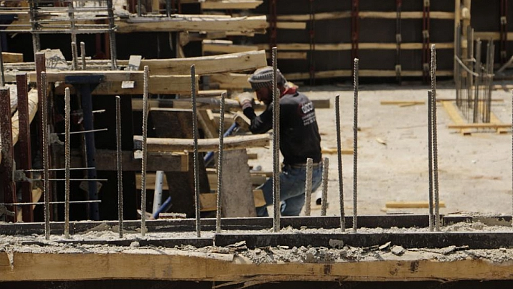 İnşaat işçileri kavurucu sıcaklarla mücadelesi