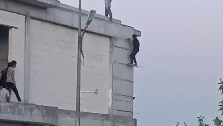 İnşaata tırmanarak canlarını hiçe saydılar