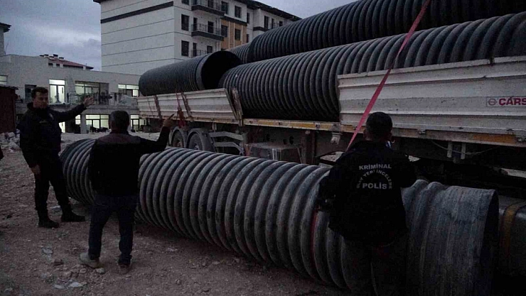 Boru üzerine devrildi ağır yaralandı