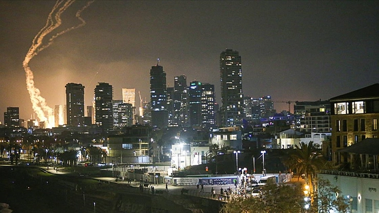 İran, İsrail'i füzelerle vuruyor..!