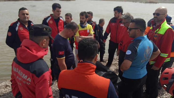 İş makinesini temizlerken nehre düştü